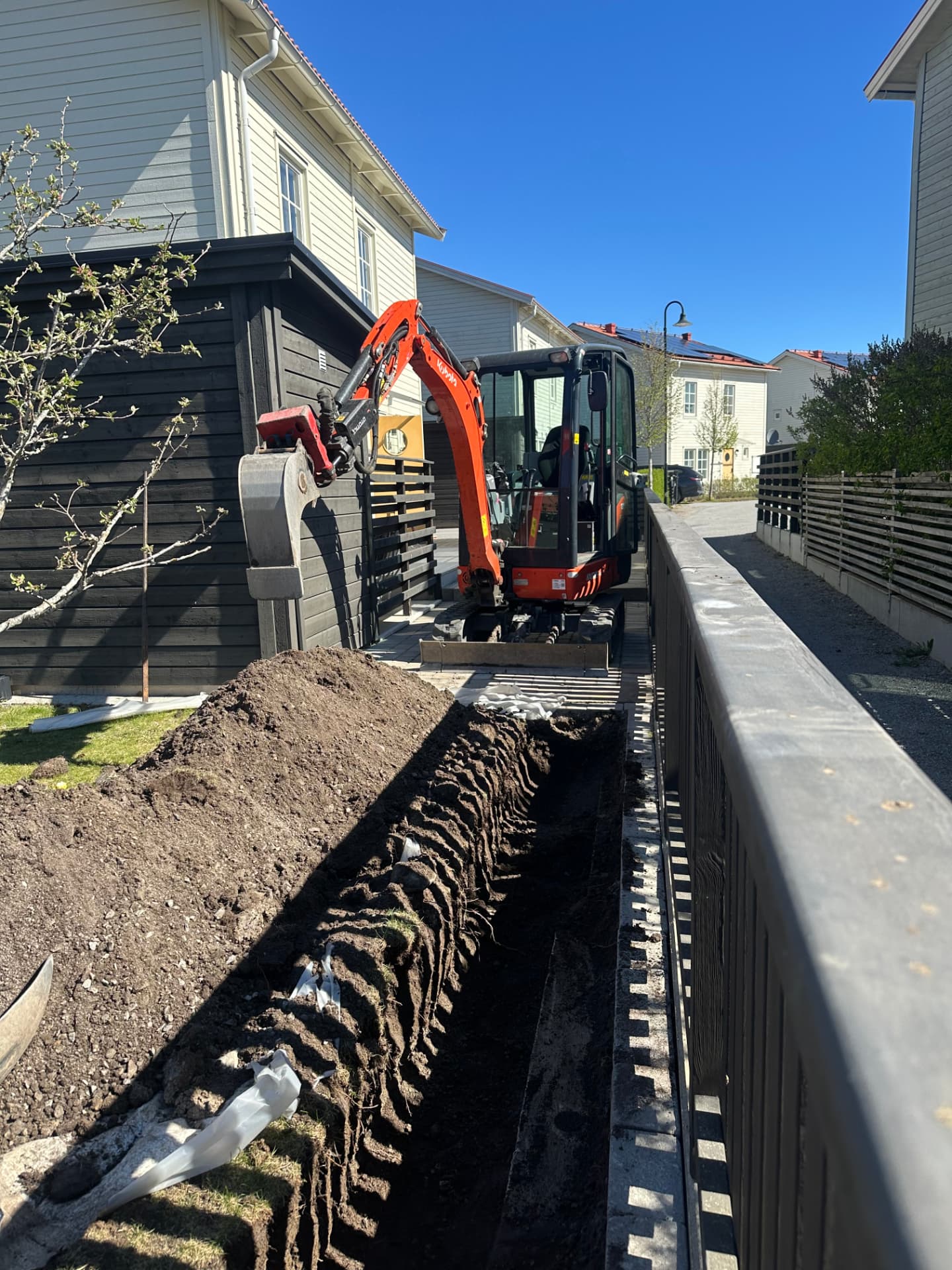 Kanalgrävning för thujahäck på villatomt